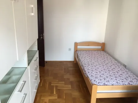 Small bedroom with a single bed and a wardrobe. - image 7
