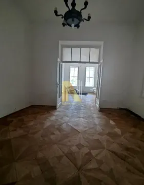 Prazna prostorija sa drvenim parketom i dvokrilnim vratima. - image 17