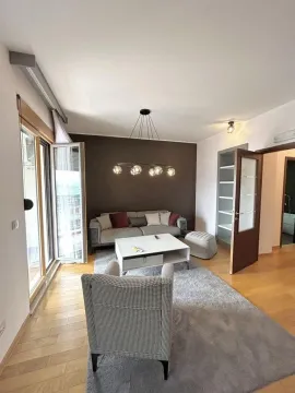 Dnevna soba sa garniturom, stočićem i izlazom na terasu. - image 2