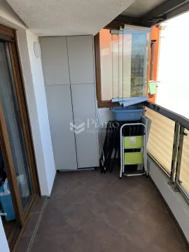 Natkriveni balkon sa ormarićem za odlaganje stvari. - image 11