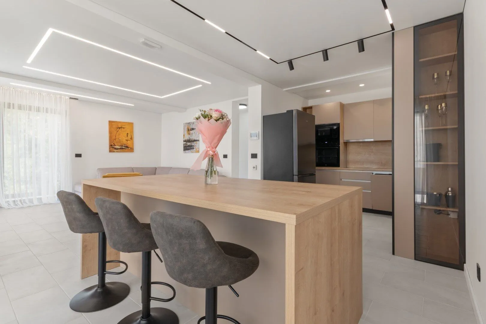 Izdavanje, kuća, 400m², Kotor, Crna Gora