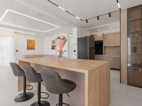 Izdavanje, kuća, 400m², Marići, Tivat - image 5