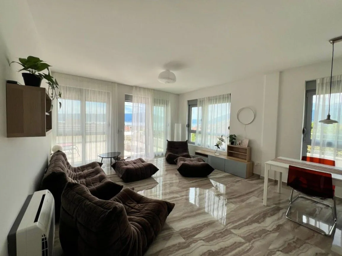 Izdavanje, trosoban stan, 81m², Pod Kuk, Tivat