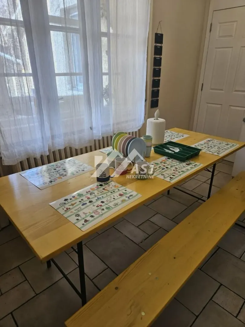 Izdavanje, četvorosoban stan, 135m², Socijalno, Novi Sad Sve Podlokacije