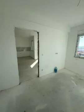 Nedovršena prostorija u stanu u izgradnji sa belim zidovima. - image 4