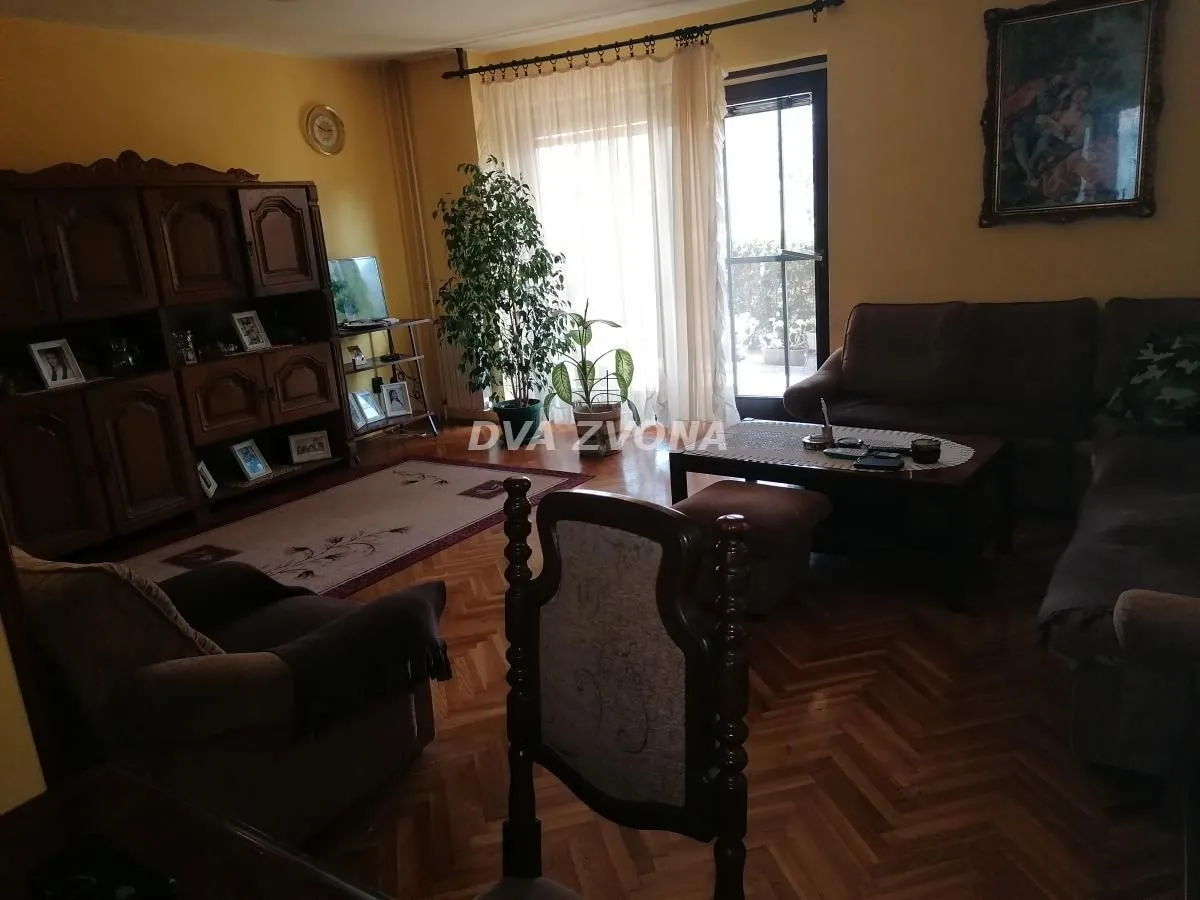 Prodaja, kuća, 450m², Centar, Inđija