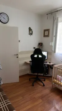 Manja soba sa radnim stolom, gejming stolicom i dečijim krevetcem. - image 11