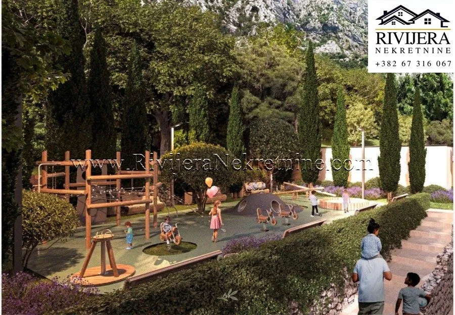 Dječije igralište okruženo zelenilom i čempresima u dvorištu kompleksa.