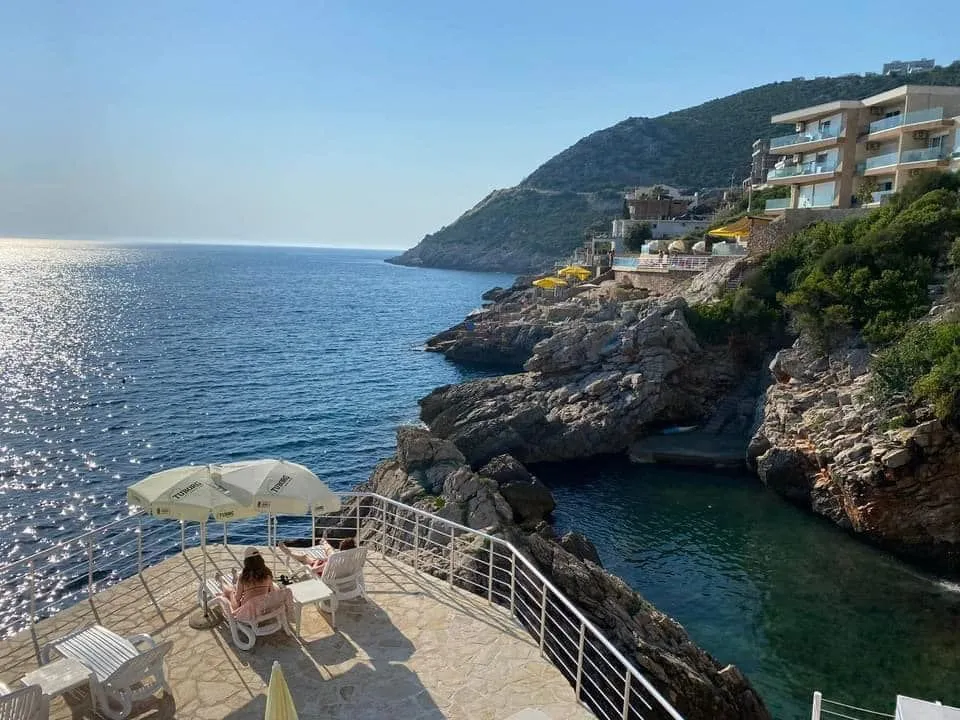 Pogled sa terase na stjenovitu obalu i more.