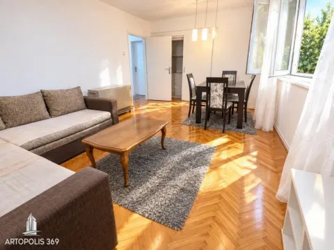 Dnevna soba sa garniturom i trpezarijskim stolom. - image 2