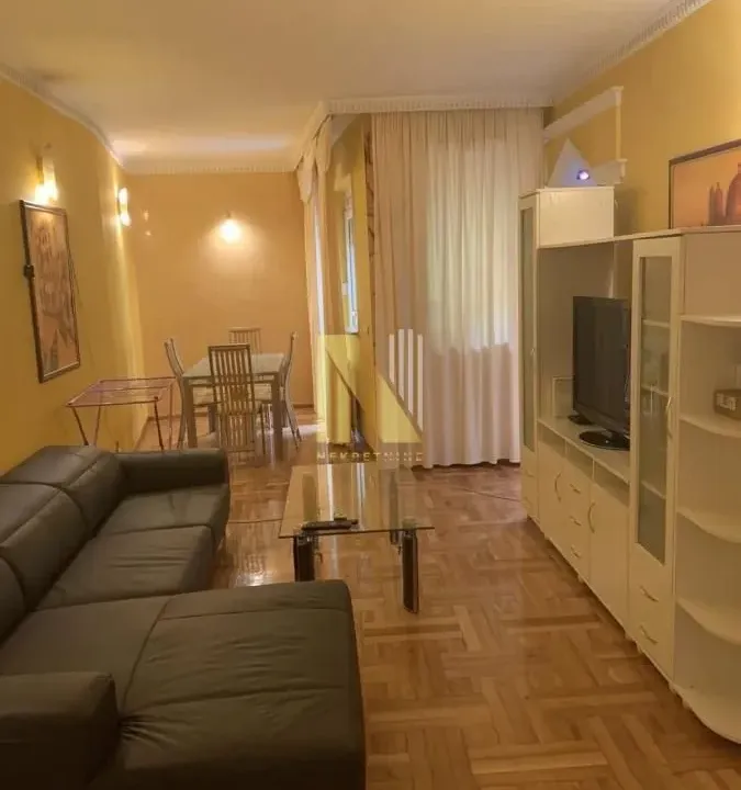 Izdavanje, dvosoban stan, 64m², Centar, Novi Sad