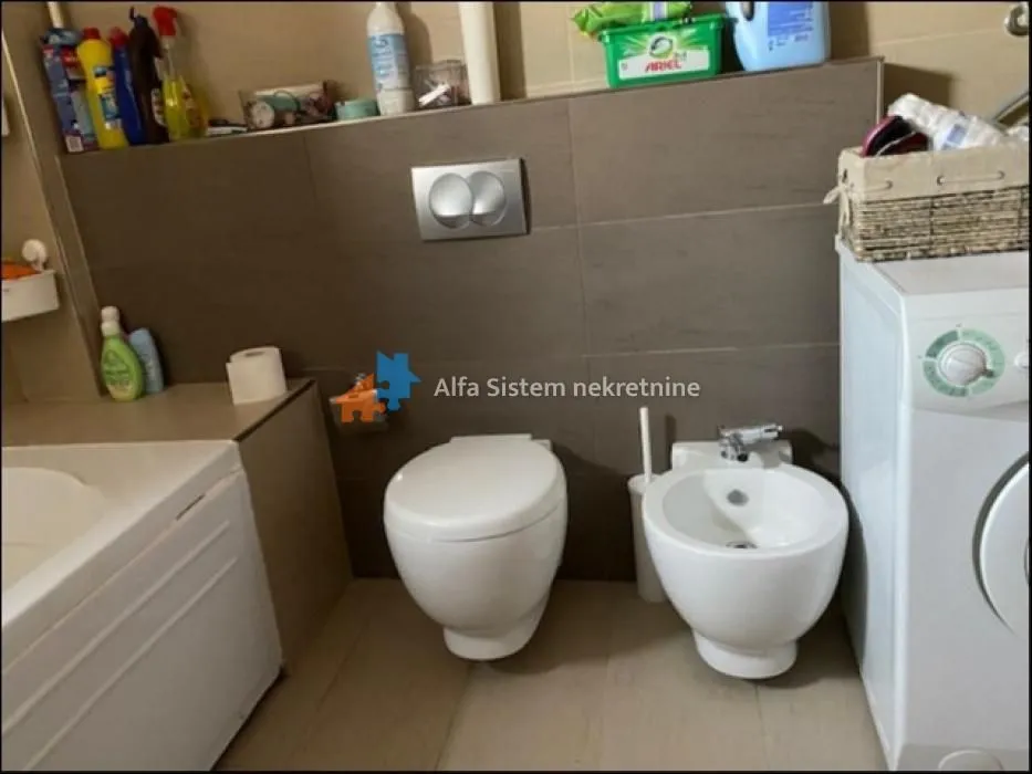 Kupatilo opremljeno sanitarijama, kadom i veš mašinom.