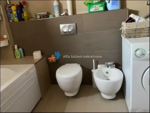 Kupatilo opremljeno sanitarijama, kadom i veš mašinom. - image 18