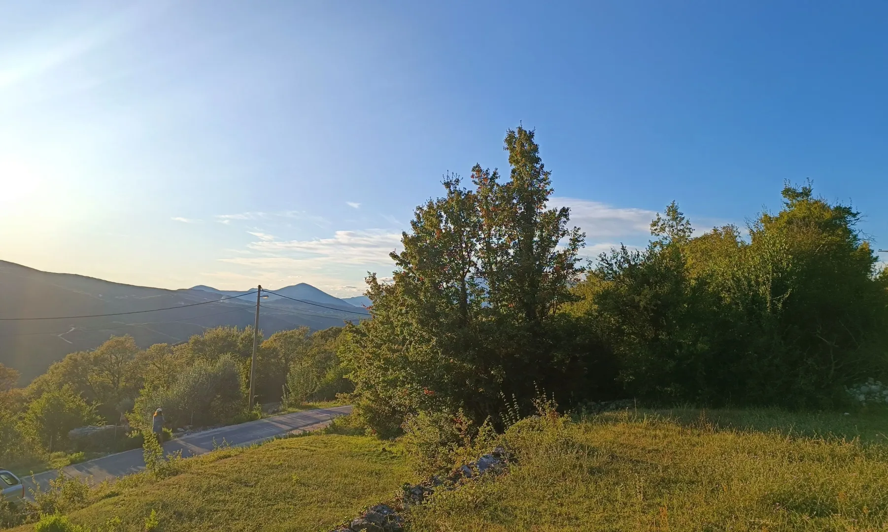 Pogled na prirodno okruženje i pejzaž u blizini nekretnine.