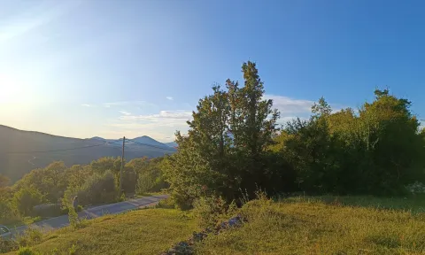 Pogled na prirodno okruženje i pejzaž u blizini nekretnine. - image 4