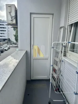 Manji balkon sa vrata, sušilicom za veš i klima uređajem. - image 6