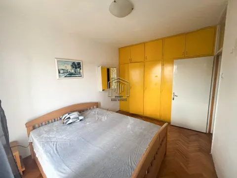 Spavaća soba sa bračnim krevetom i ugradnim plakarom žute boje. - image 6