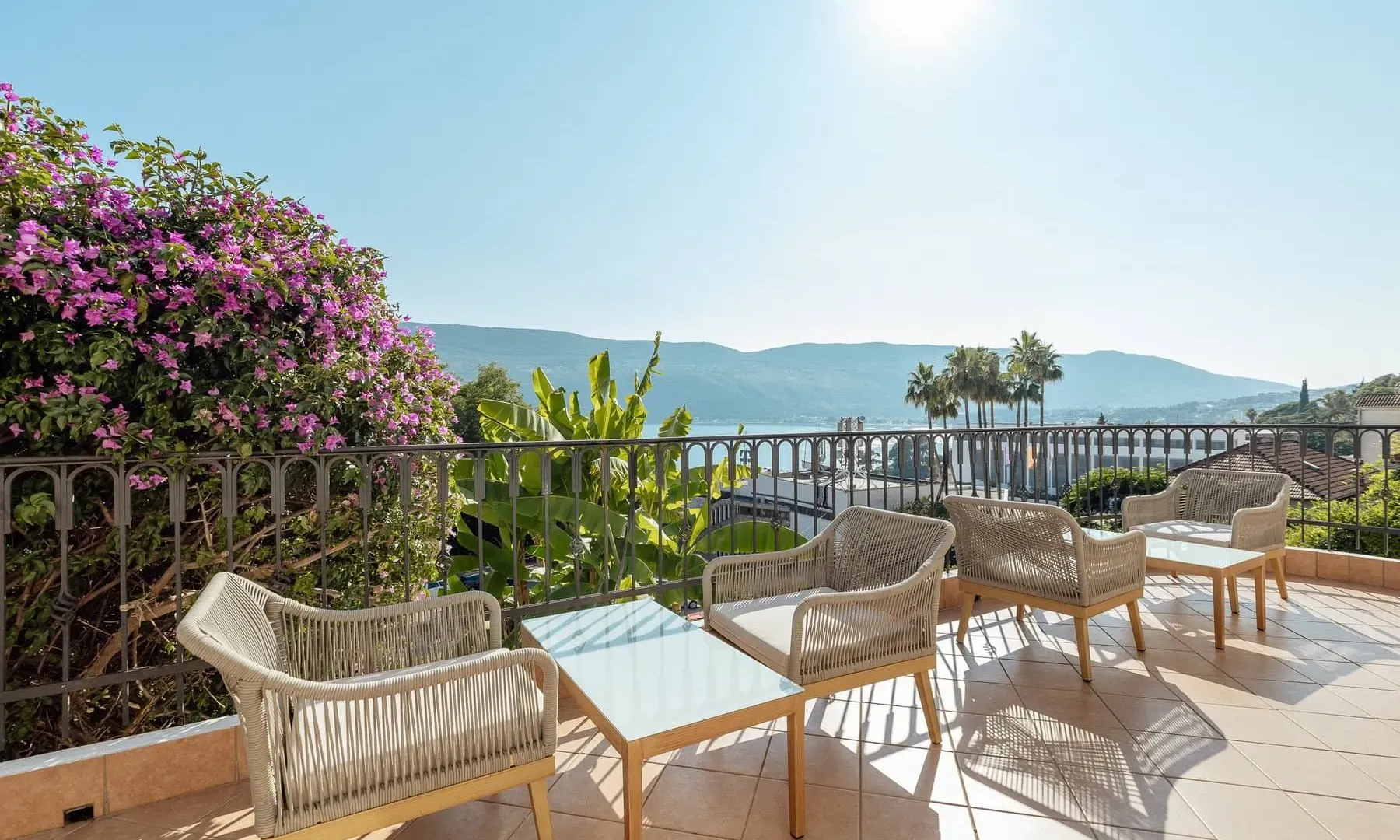 Izdavanje, kuća, 247m², Centar, Kotor