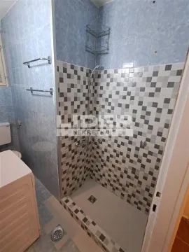 Kupatilo sa tuš kabinom i pločicama. - image 10