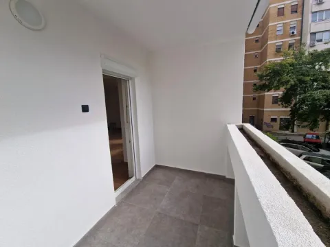 Nenamešten balkon sa pogledom na ulicu. - image 8