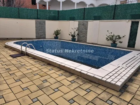Bazen u dvorištu okružen ogradom i popločanim platoom. - image 2