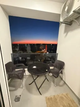 Manji namješten balkon sa stolom, stolicama i pogledom u sumrak. - image 6