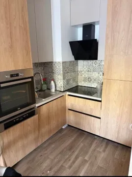 Moderna kuhinja sa drvenim elementima i ugrađenim aparatima. - image 3