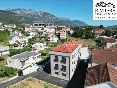 Pogled iz vazduha na višestambenu zgradu sa dvorištem i okolinom. - image 3