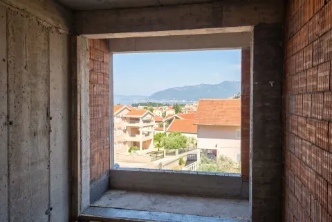 Pogled na okolinu i more kroz prozor prostorije u sivoj fazi gradnje. - image 3