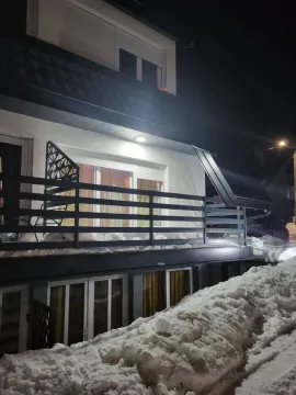 Spoljašnji izgled kuće sa terasom i snegom tokom noći. - image 13
