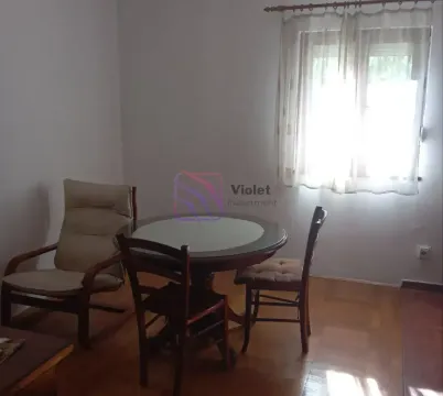 Manja trpezarija sa okruglim stolom i stolicama pored prozora. - image 4