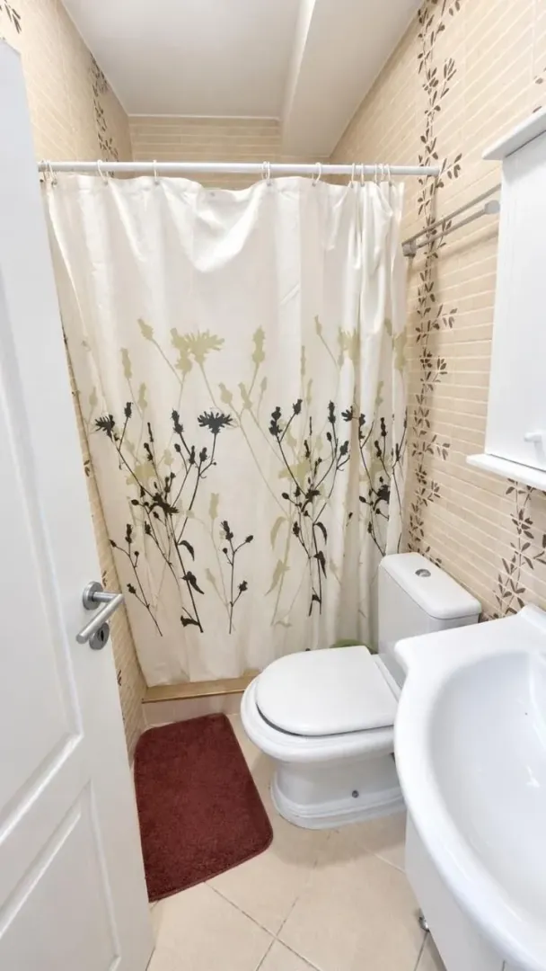 Manje kupatilo sa tuš kabinom, umivaonikom i wc šoljom.