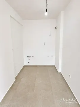 Prazna prostorija sa popločanim podom i priključcima za struju. - image 8