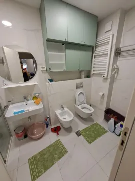 Kupatilo sa bideom i zelenim ormarićima. - image 6