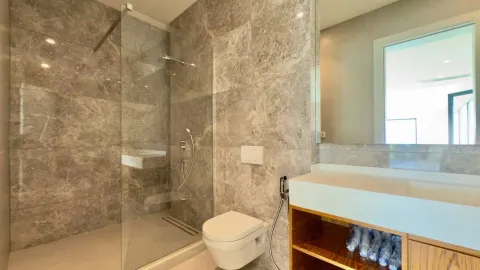 Moderno kupatilo sa prostranom tuš kabinom, toaletom i elegantnim lavaboom. - image 7