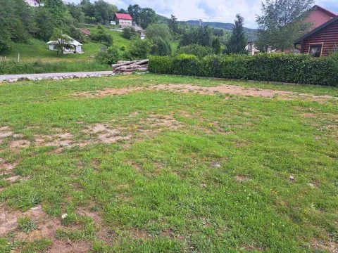 Prostrani travnati plac okružen zelenilom. - image 2
