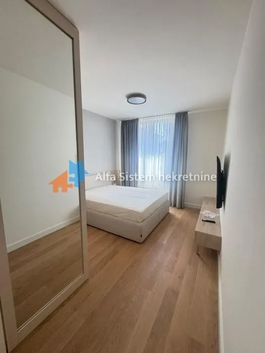 Izdavanje, trosoban stan, 74m², Savski Venac, Beograd