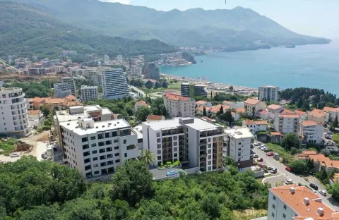 Pogled iz vazduha na stambeni kompleks i okolinu sa pogledom na more. - image 7