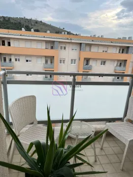 Namješten balkon sa garniturom za sjedenje i pogledom na okolne zgrade. - image 17