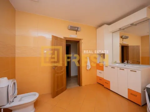 Izdavanje, kuća, 250m², Ostalo, Podgorica - image 27