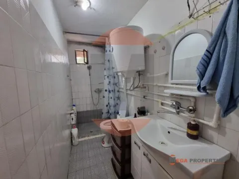 Manje opremljeno kupatilo sa umivaonikom, tuš kabinom i bojlerom. - image 10