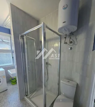 Manje kupatilo sa tuš kabinom, wc šoljom i bojlerom. - image 7