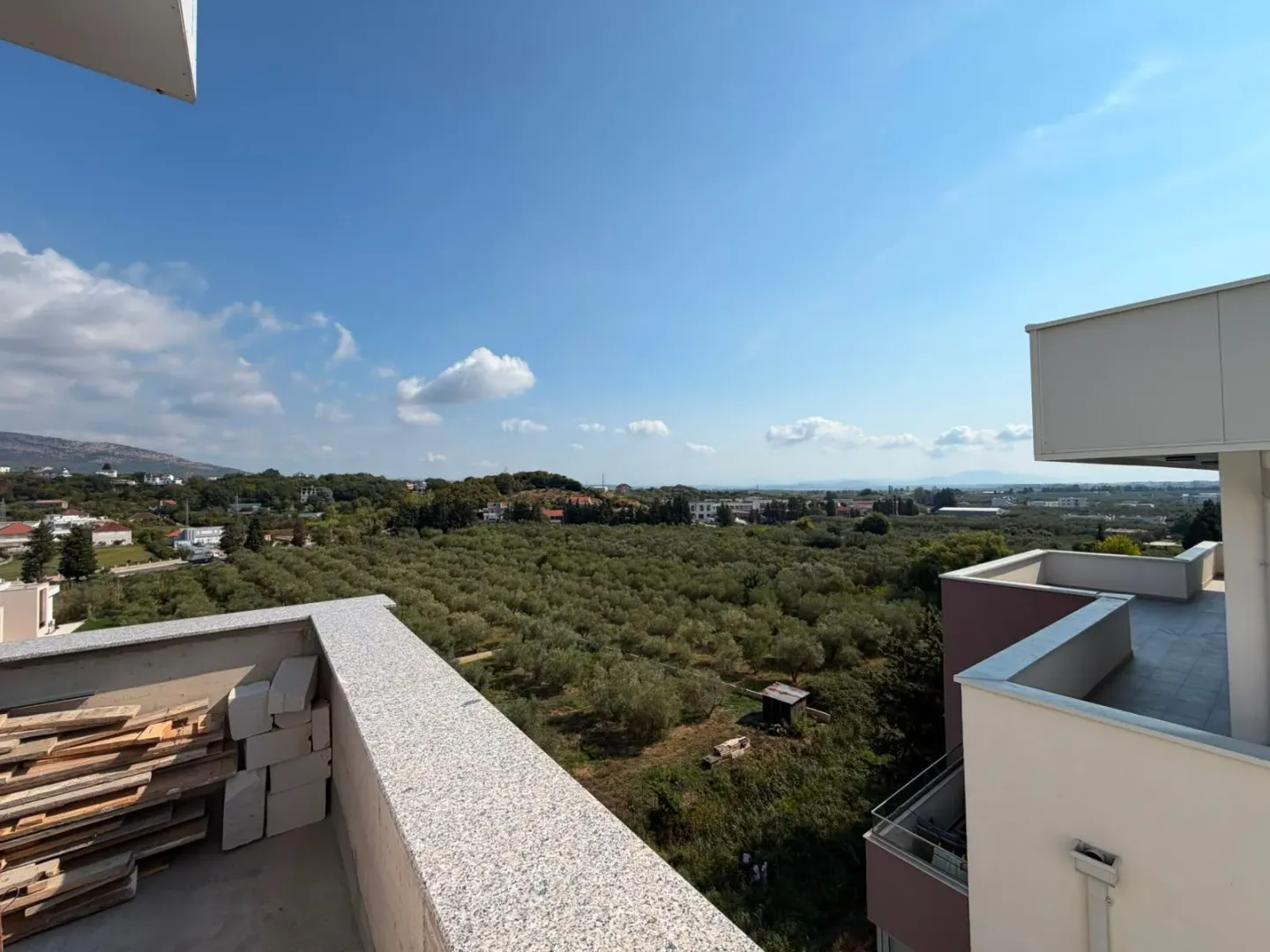 Pogled sa terase na okolno zelenilo i naselje.