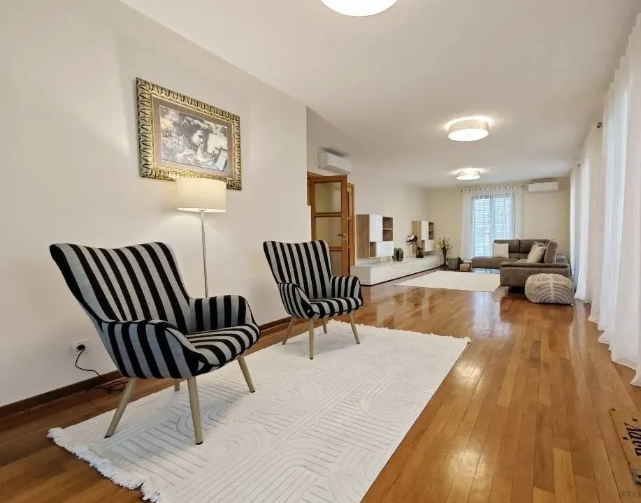 Izdavanje, četvorosoban stan, 200m², Podgorica, Crna Gora