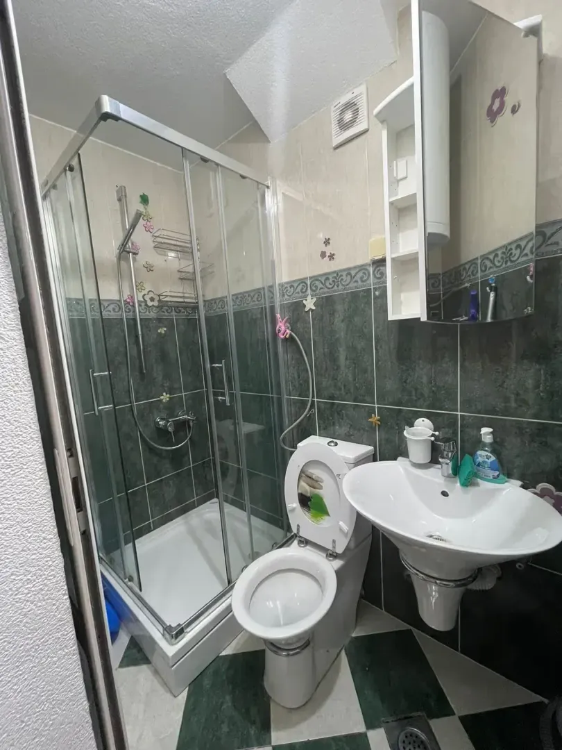 Kupatilo sa tuš kabinom, umivaonikom i wc šoljom.