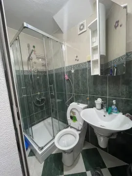 Kupatilo sa tuš kabinom, umivaonikom i wc šoljom. - image 8