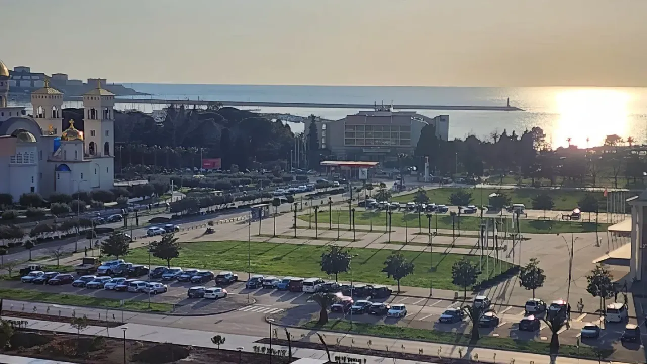 Izdavanje, dvosoban stan, 80m², Centar, Bar