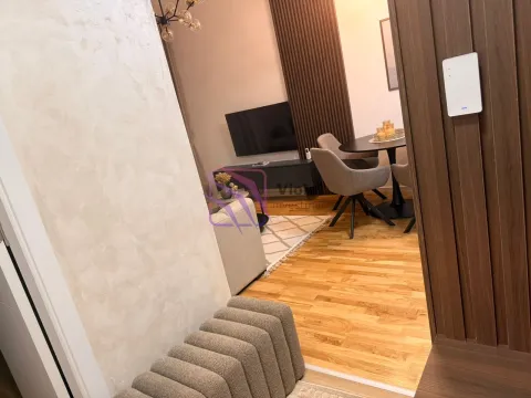 Pogled iz hodnika na moderno opremljenu dnevnu sobu i trpezariju. - image 10