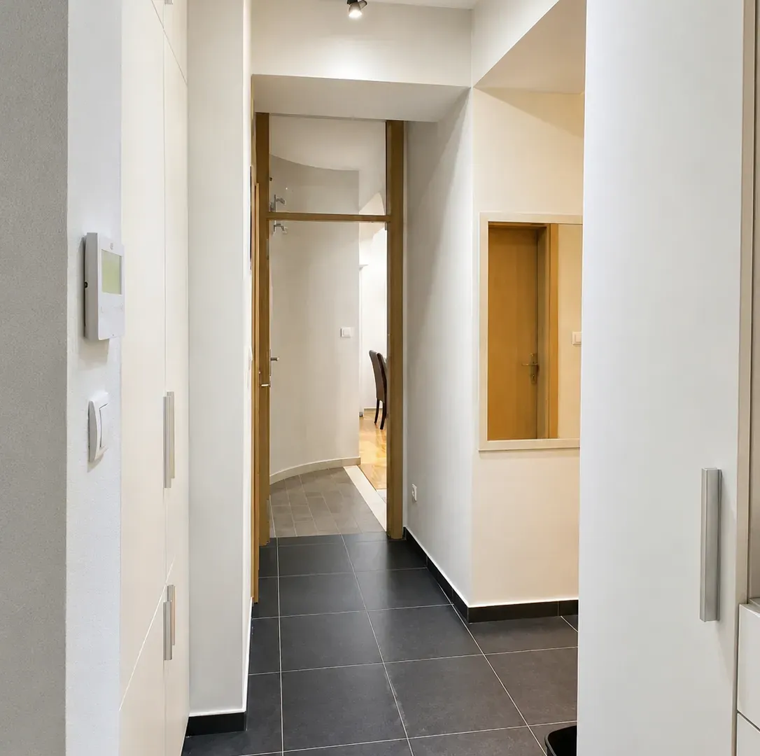 Izdavanje, dvosoban stan, 74m², Pobrežje, Podgorica