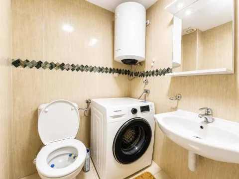 Kupatilo opremljeno sanitarijama, umivaonikom, veš mašinom i bojlerom. - image 8